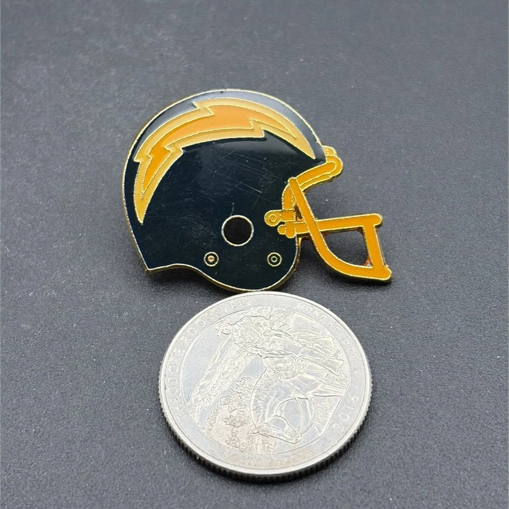 Vintage San Diego Chargers Helmet NFL Football Lapel Hat‎ Pin